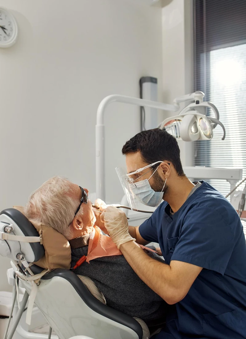 Dentista em consultório