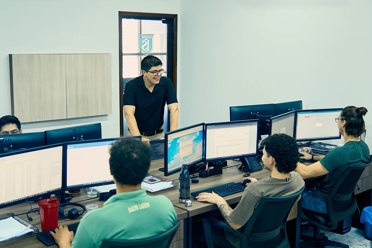 Equipe SC Martins Contabilidade no escritório em Maringá